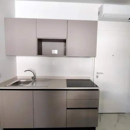 Modern Flat With Lovely Terrace In ביביונה